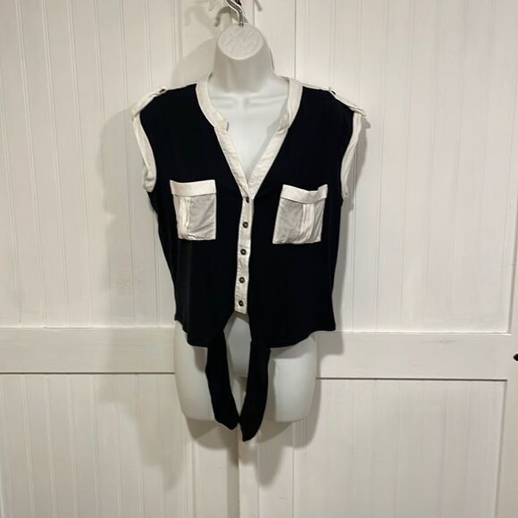 Chloe K cute, black & white crop top with front tie size M - Picture 2 of 7